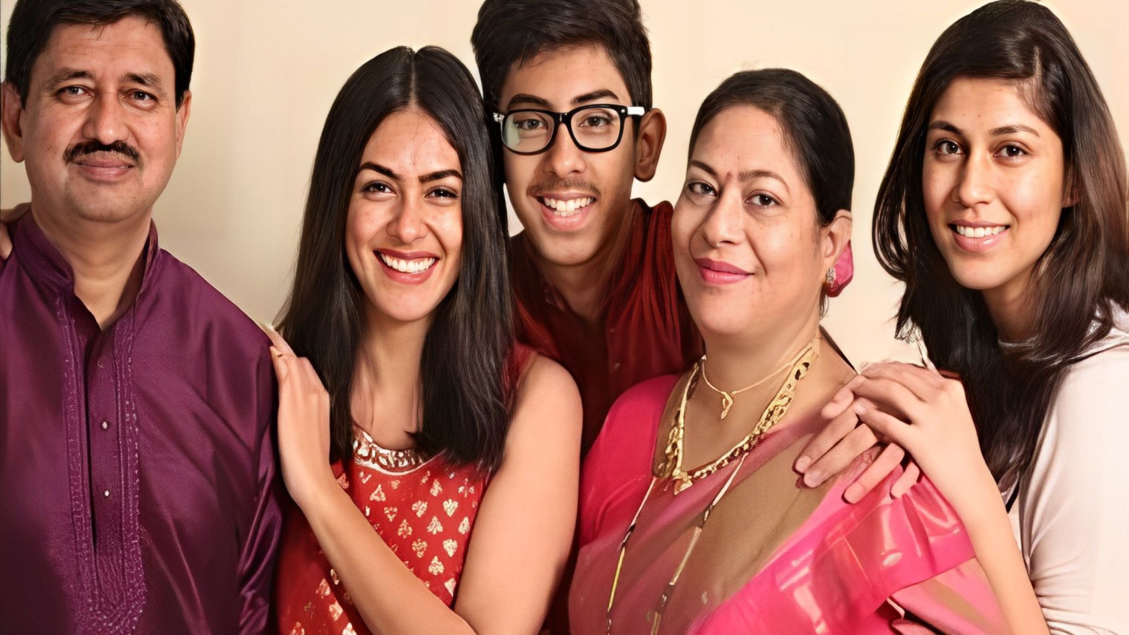 Mrunal Thakur Biography