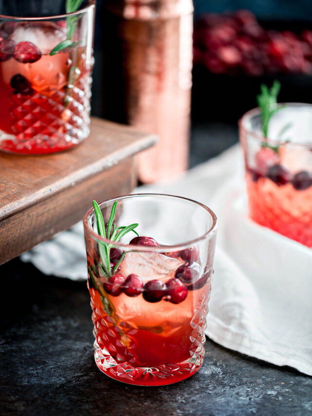 Cranberry-Rosemary-Shrub-Cocktail-with-Bourbon-for-Thanksgiving-
